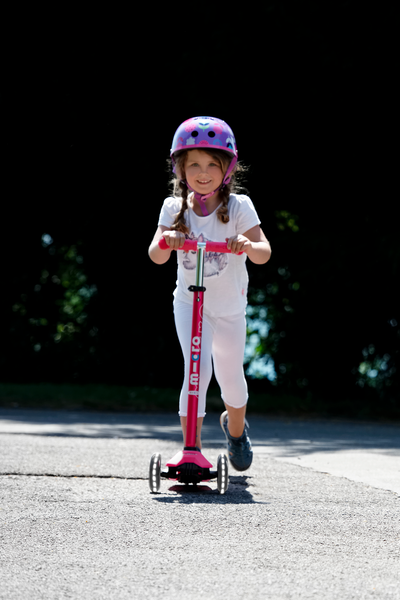 Red LED Micro Maxi Deluxe Scooter (5-12 years)